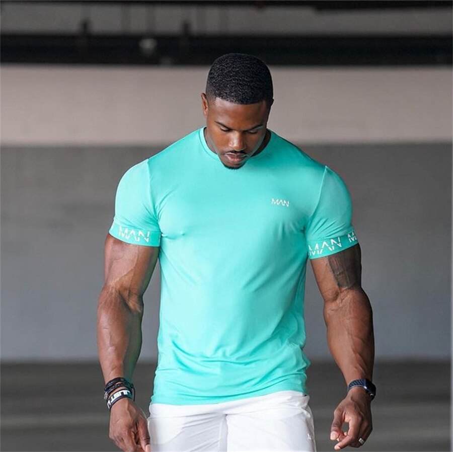 Men's short-sleeved gym fitness t-shirt in breathable polyester knit fabric